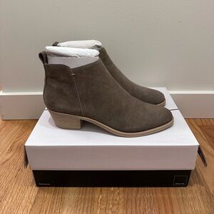 NIB Dolce Vita Westa Suede Bootie, Dark Taupe, Women’s 8